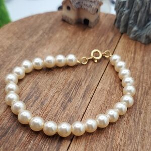 Elegant Faux Pearl Bracelet with Gold Tone Clasp B3410